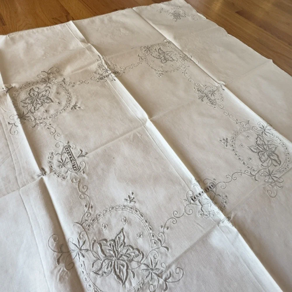 Vintage‎ Madeira Linen Tablecloth 66x98 w/ 32